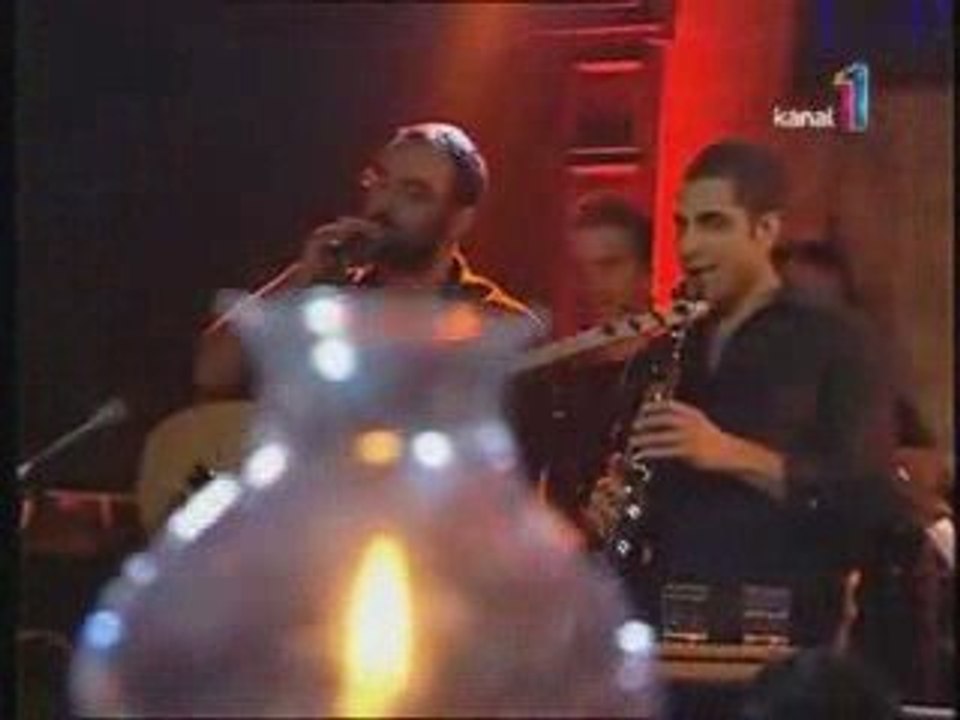 volkan konak akşam güneşi eşliğinde hikaye anlatıyor