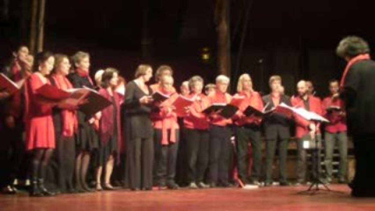 Chorale du Delta dirigé par Coline Serreau chapiteau Frateli