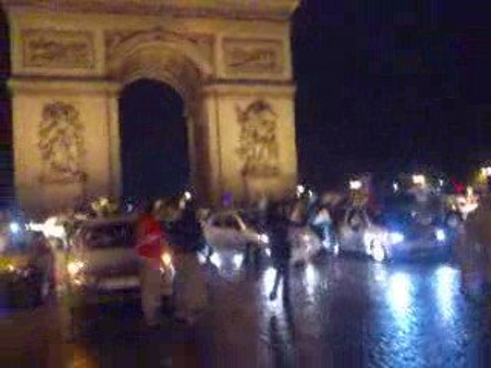 supporteurs algériens au champ elysee(grafsat.net) TLEMSANI