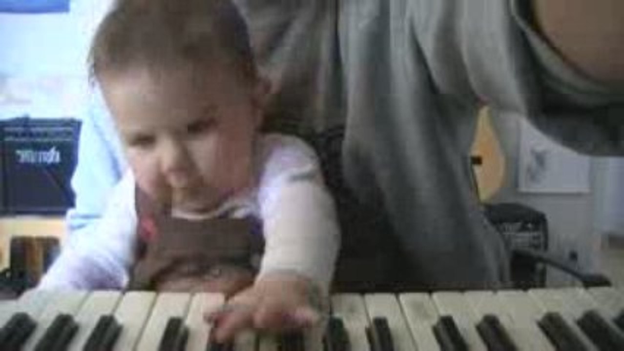 Emma joue du piano