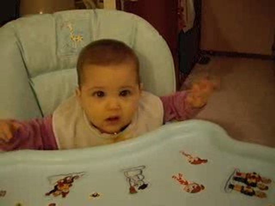 Léa son premier repas dans la chaise haute