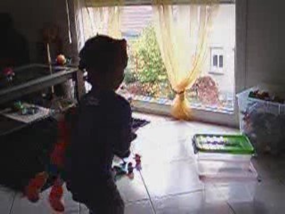 maélys danse avec OUI OUI