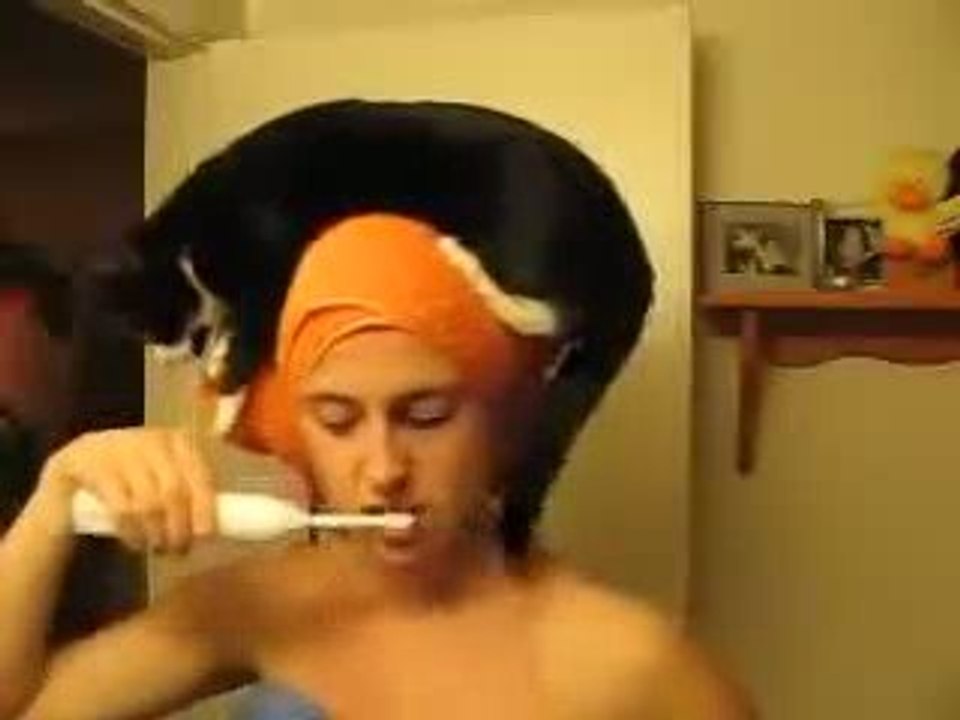 chat sur la tête de sa maîtresse