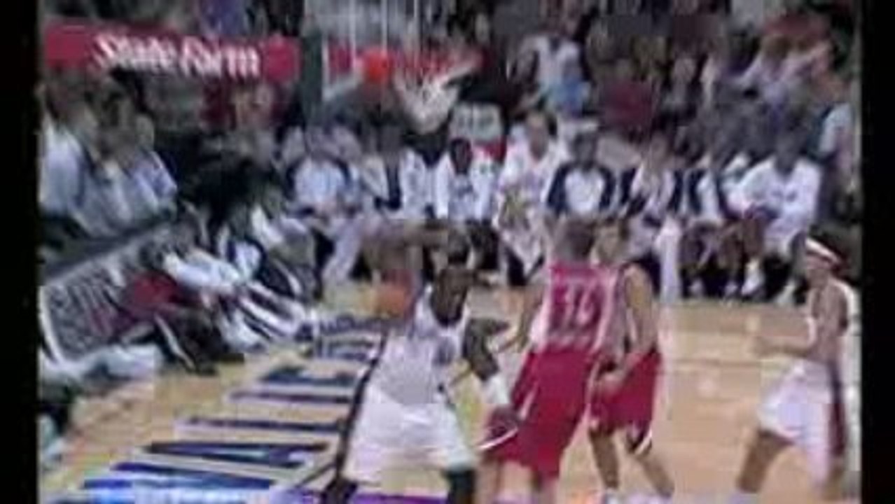 NBA LeBron James throws a wonderful pass to Shaquille O'Neal