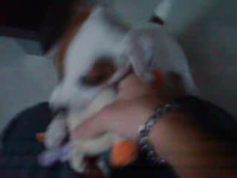 NALA JOUE AVEC SON DOUDOU