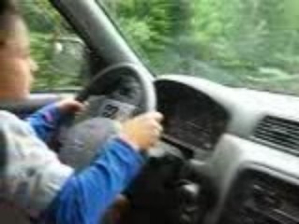 Il conduit une voiture à 7 ans