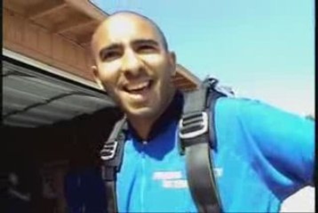Zinedine zzauber the genius fait un Saut en Parachute