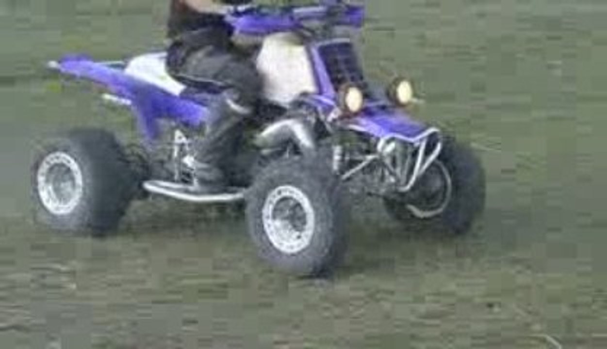 Saut en quads travers de la piste richard janot