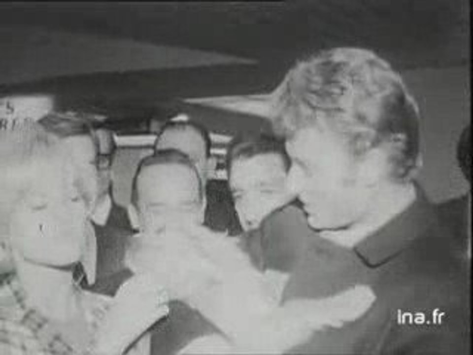Arrivée à l'Aréoport de Johnny Hallyday et Sylvie Vartan