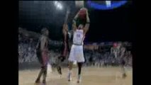 NBA Kevin Durant feeds Etan Thomas under the bucket for the