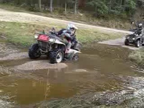 Passage d'un ruisseau en quad.