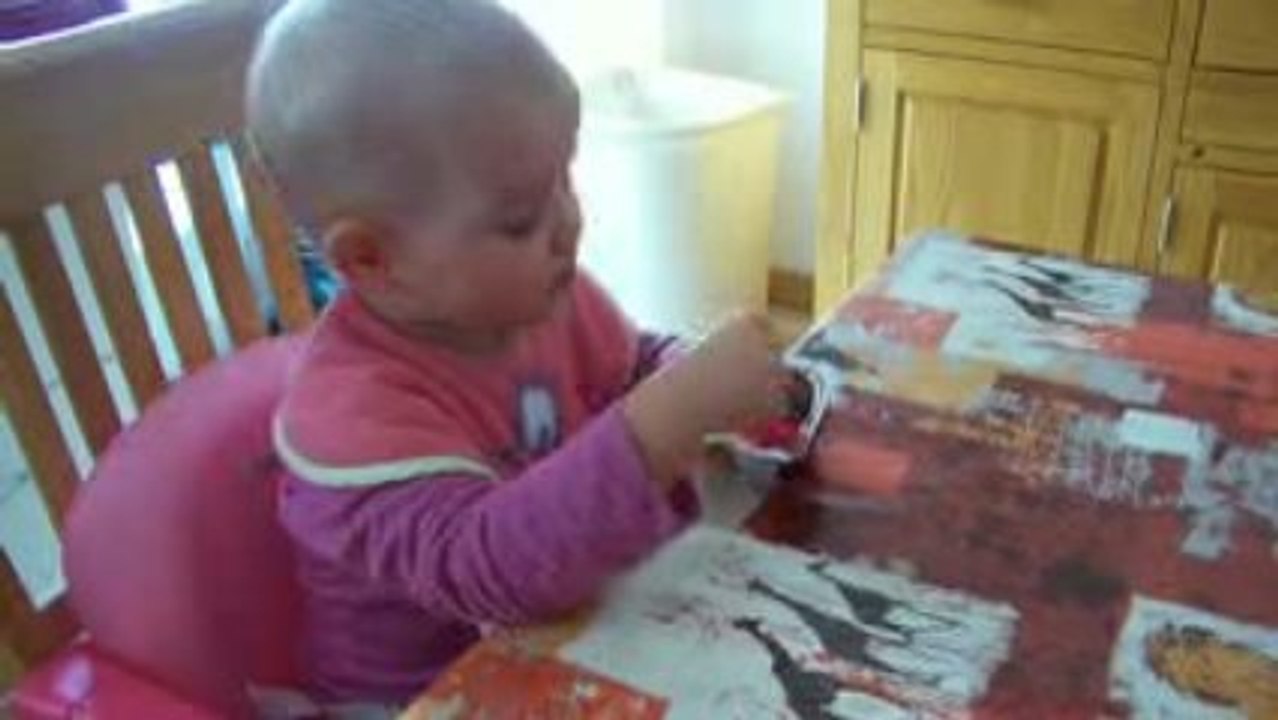 Nina mange son yaourt toute seule