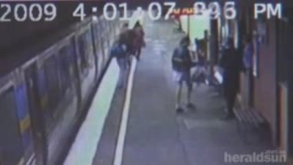 Vidéo Choc un bébé passe sous un train