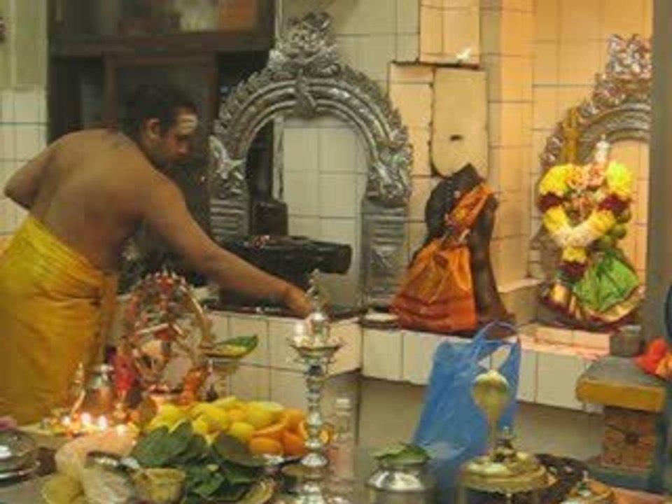 Abhisheka_Shiva_Lingam