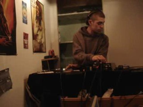 Mix Hardtek tribe Taser vs Maissouille par Math