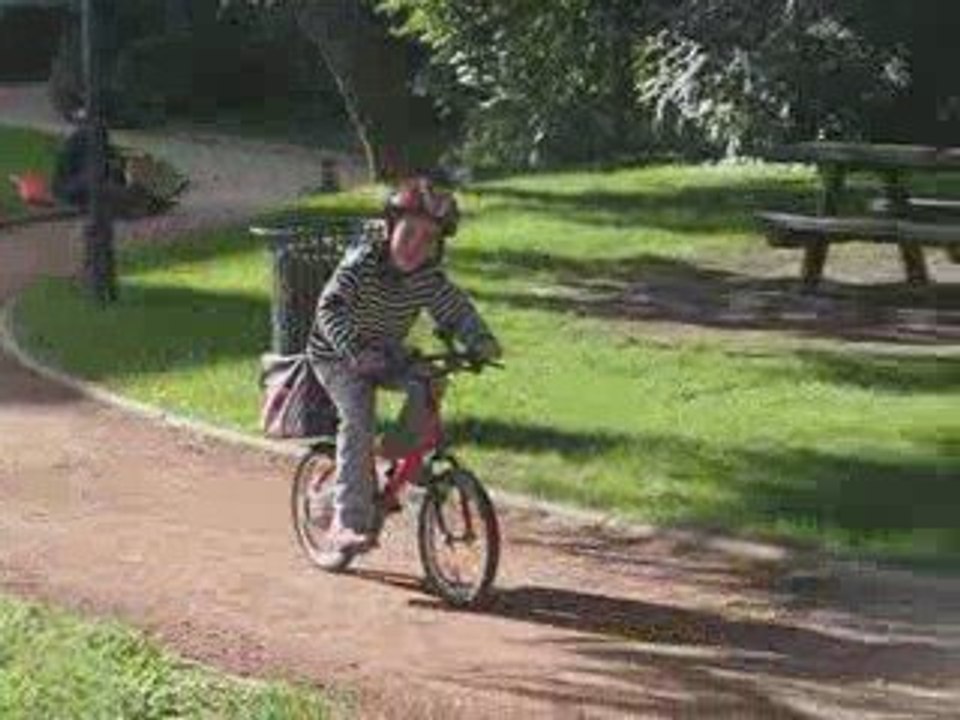 Florian fait du vélo sans petites roulettes