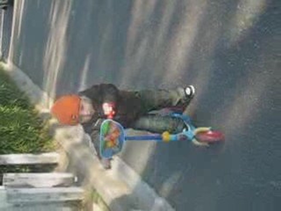 mathys et sa trotinette