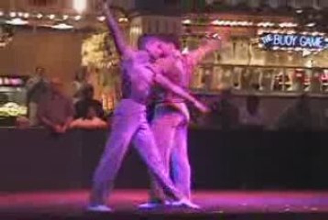 ACROMANIA-acrobatics-presents Art agency Valentino