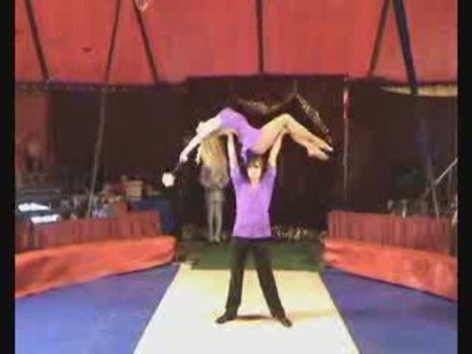 DUO FIORE-acrobatics-presents-Art agency Valentino