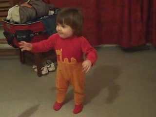 celia fait ses premiers pas...