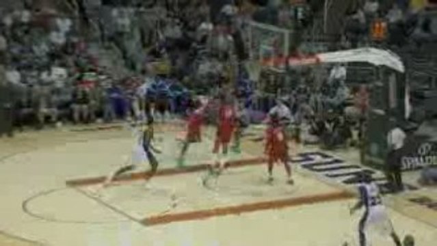 NBA Channing Frye slams home Grant Hill's miss.