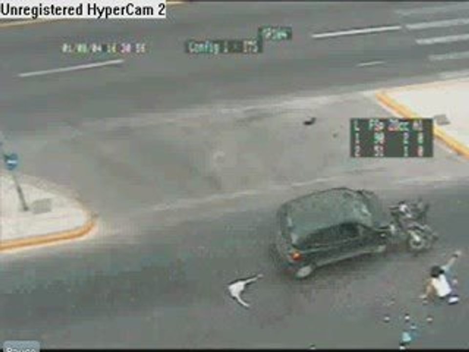 Un accident de voiture et moto