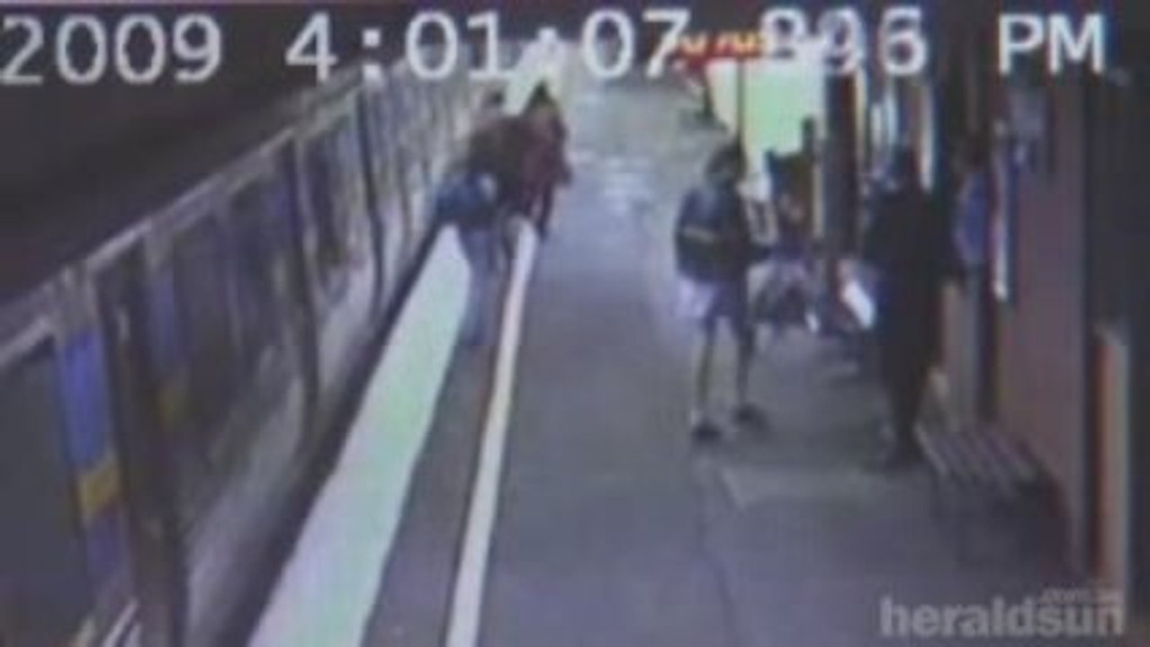 une poussette tombe sur les rails