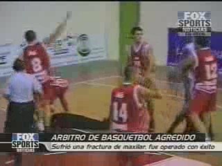 un joueur de basket met KO un arbitre