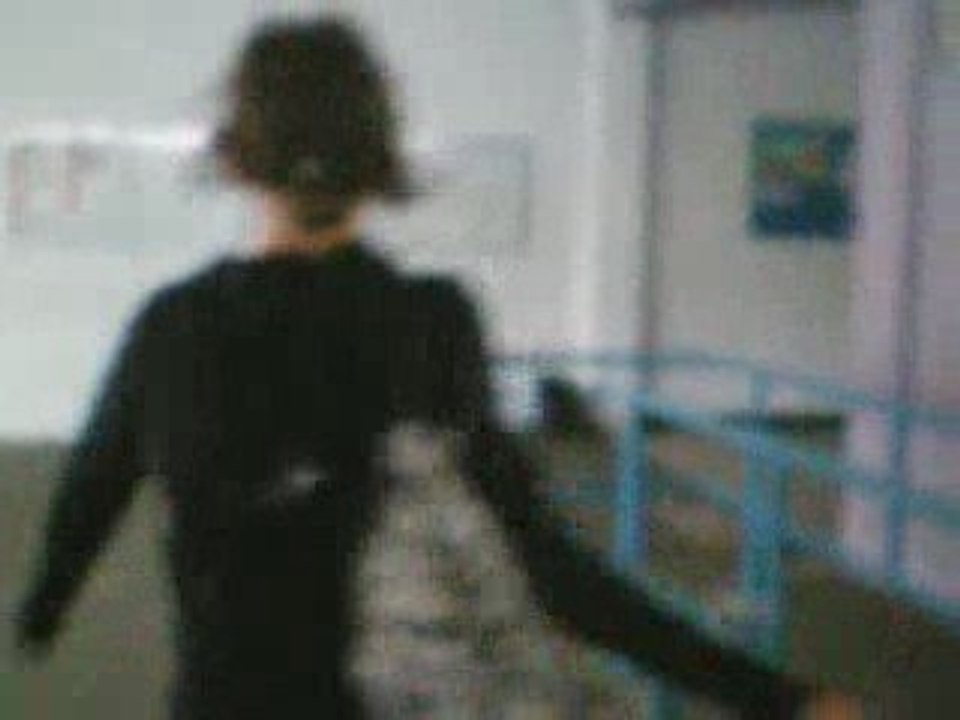 LA FEMME  QUI MURMURAIT A L'OREILLE DES CASIERS !