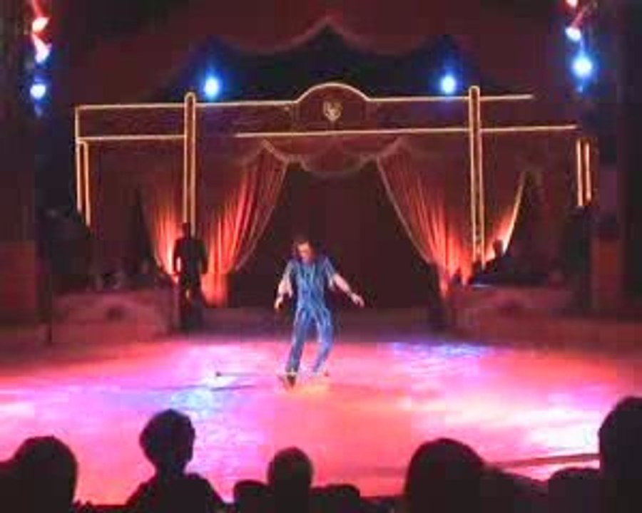 VALERIY  TKACH-juggling-presents-Art agency Valentino