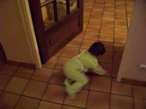 lia marche à 4 pattes