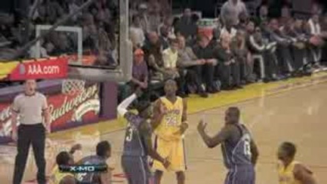 NBA Kobe Bryant tosses a backdoor lob to Andrew Bynum and hi
