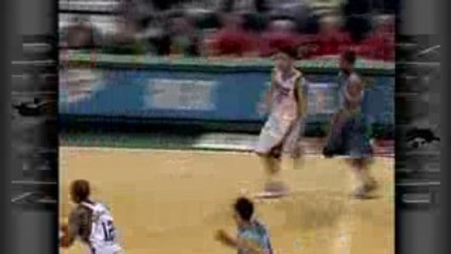 NBA Hakim Warrick flushes the monster slam.