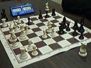 ECHECS : TONY 1 VS 0 JULIEN (CLASSE A 2009)
