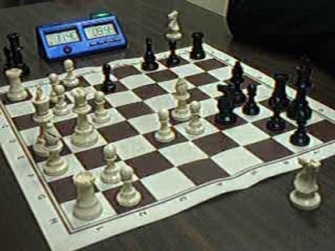 ECHECS : TONY 1 VS 0 JULIEN (CLASSE A 2009)