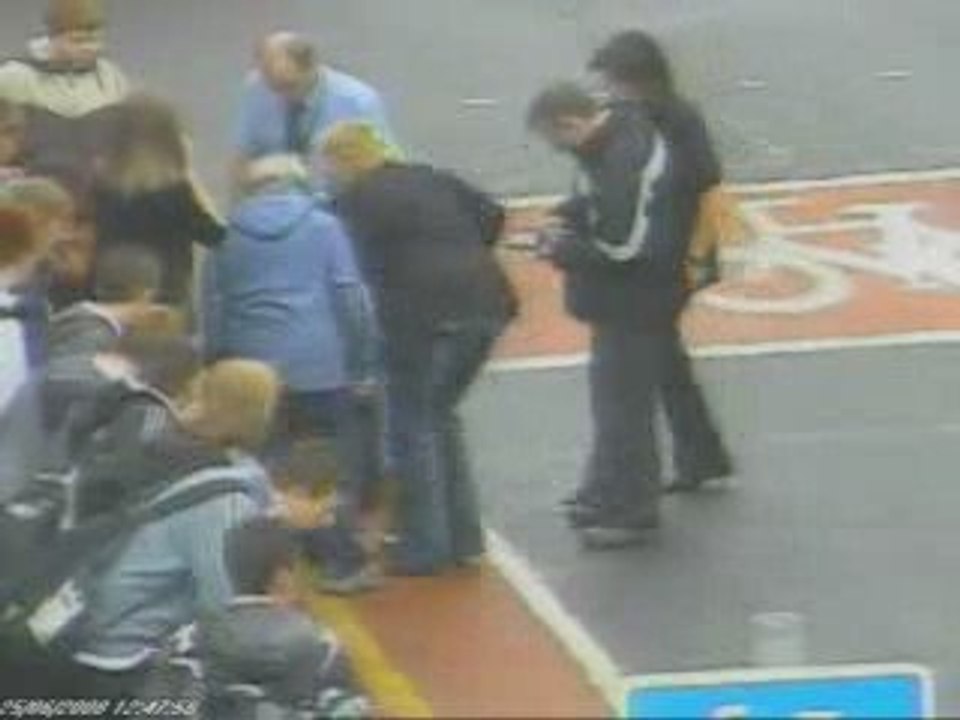 Un jeune se fais ecrassé par un bus!!!