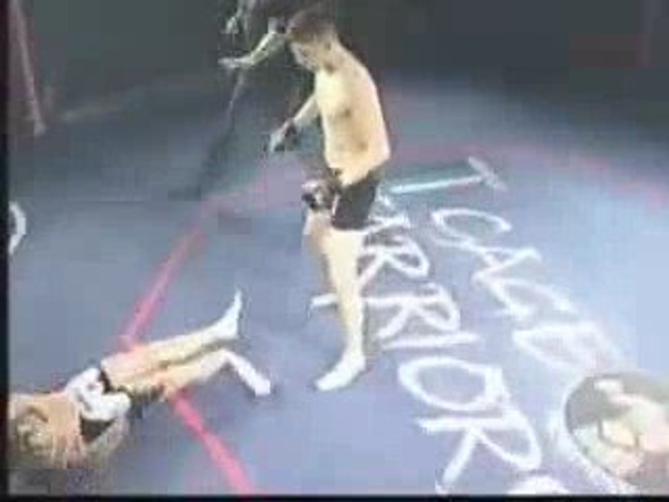 AYAĞI PLASTİK GİBİ KIRILAN DÖVÜŞCÜ (CAGE RAGE)