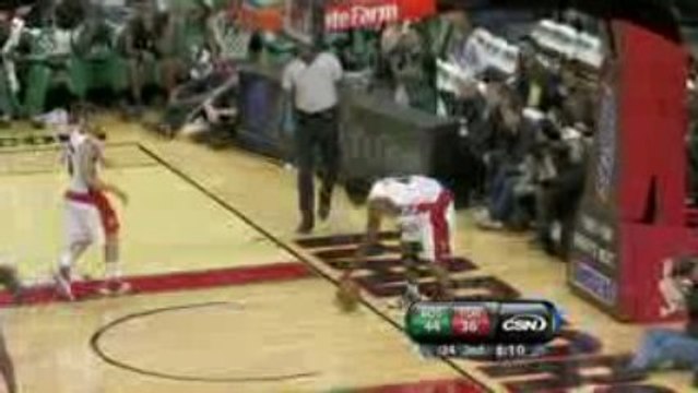 NBA Rajon Rondo finds Rasheed Wallace for the alley-oop.