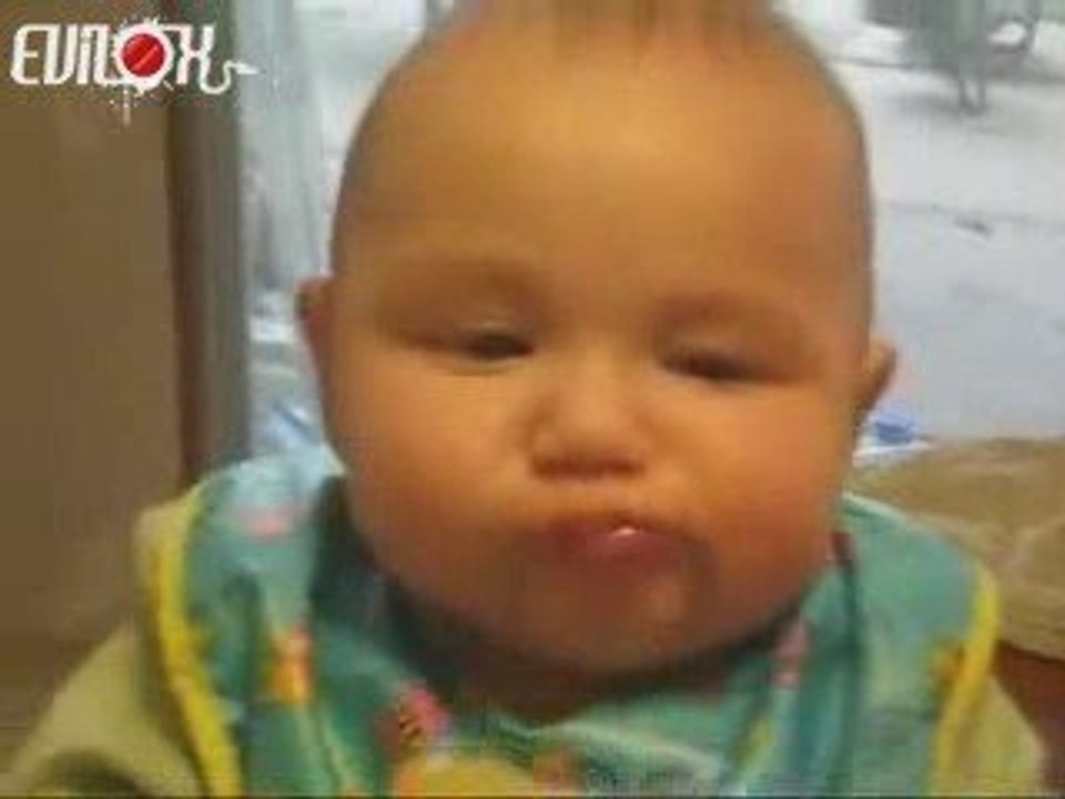 un bébé  fait la grimace