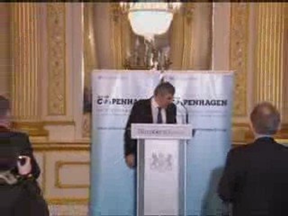 Gordon Brown issues climate treaty warning