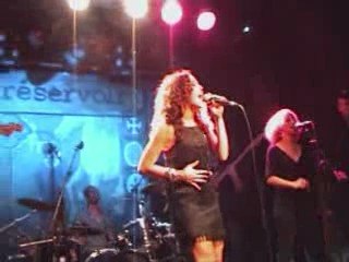 Anissa Stili single "L'envie" live au Réservoir