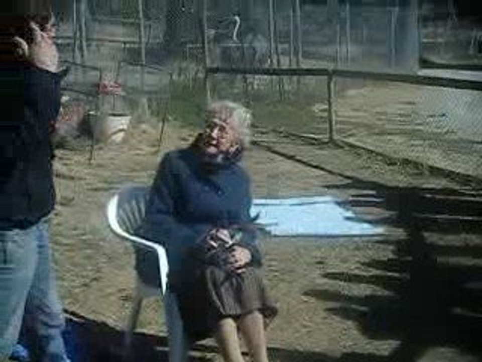 mamy donne le biberon au bébé kangourou