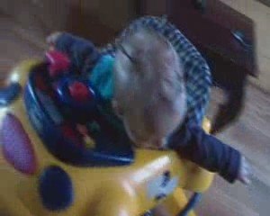 léa dans son trotteur avec ses petites couettes et sa pince