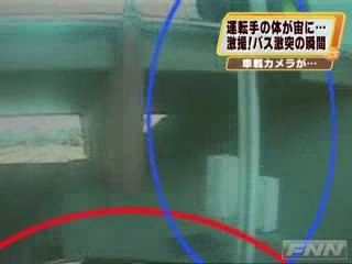 ニューメキシコ州で走行中のバスと乗用車が衝突する瞬間を車載カメラがとらえる