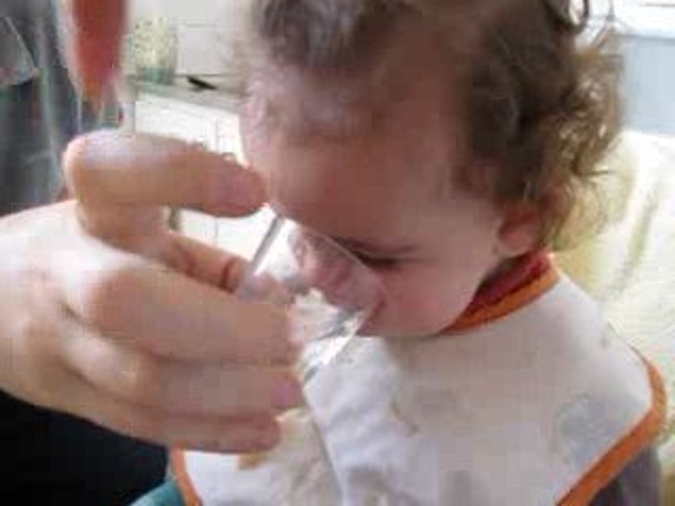 Lucie fait des bulles dans l'eau ...