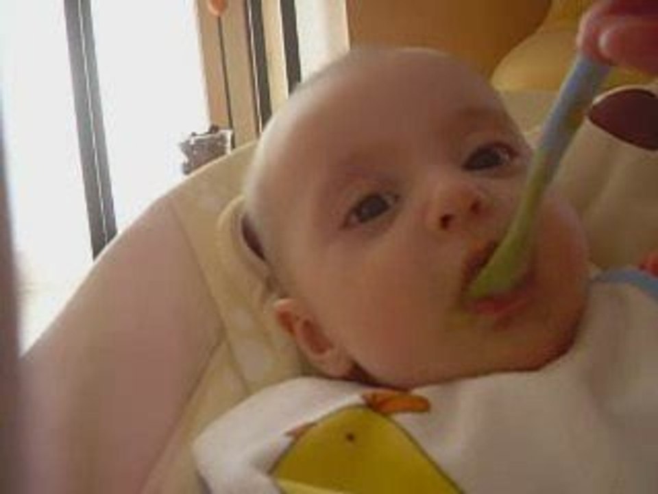 océane 5 mois et sa purée de courgettes