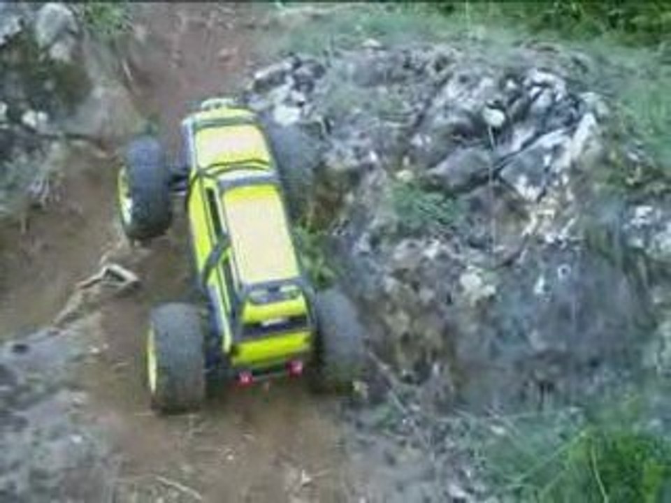 Traxxas Summit - Trial on the roc en forêt.