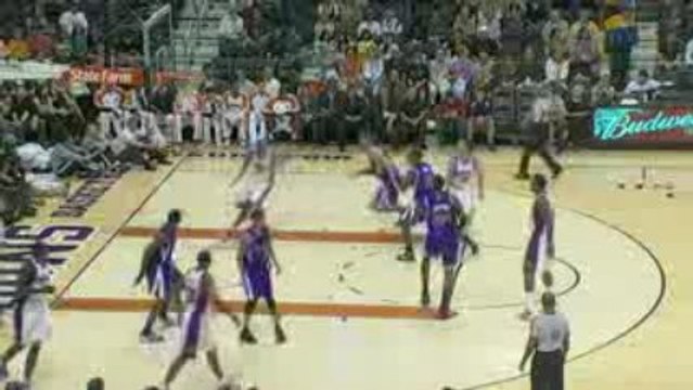 NBA Amar'e Stoudemire floats a pass the Channing Frye for th