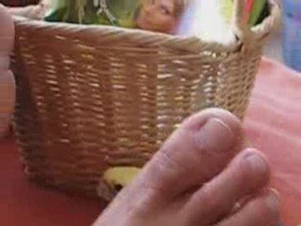 Mica parle et tape de la patte