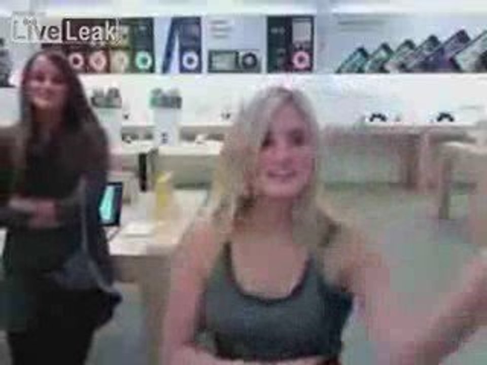 Pollastrelle scatenate all'Apple Store